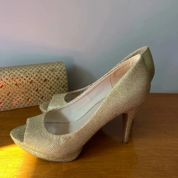 Fergalicious by Fergie Sparkle Gold Pump High Heel  Shoes w/ Matching Clutch 7.5 - Picture 3 of 13